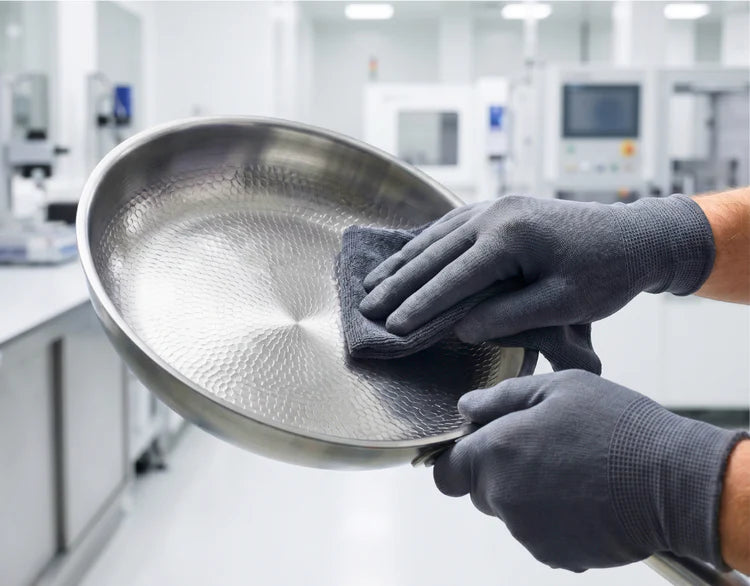 Contrôle qualité d'une poêle TITANOX en atelier